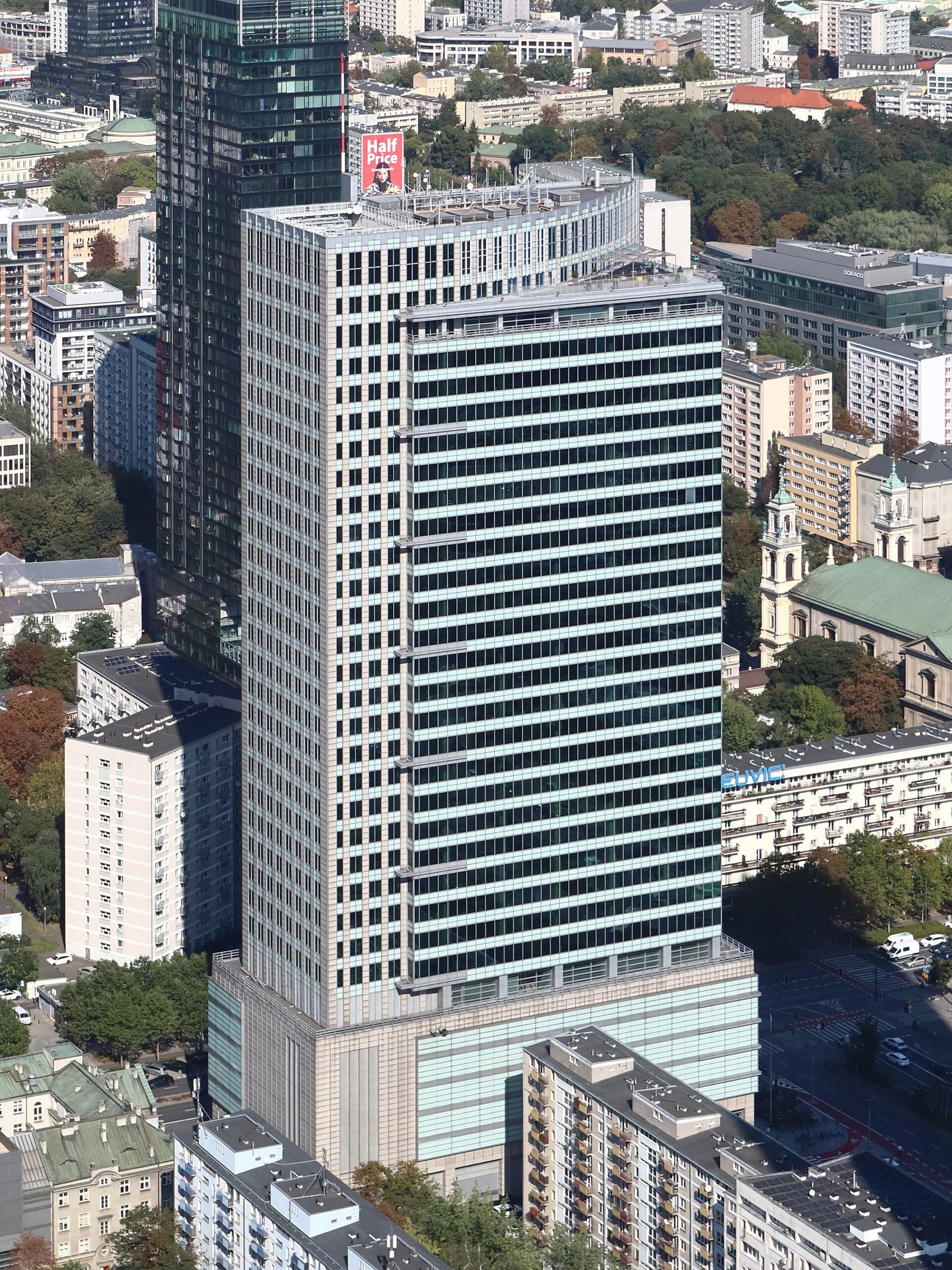 Das Warsaw Financial Center an der Emilii-Plater-Straße, von oben gesehen
